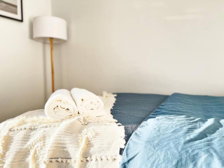 The Shoreline - Absolute Beachfront 2br Batehaven