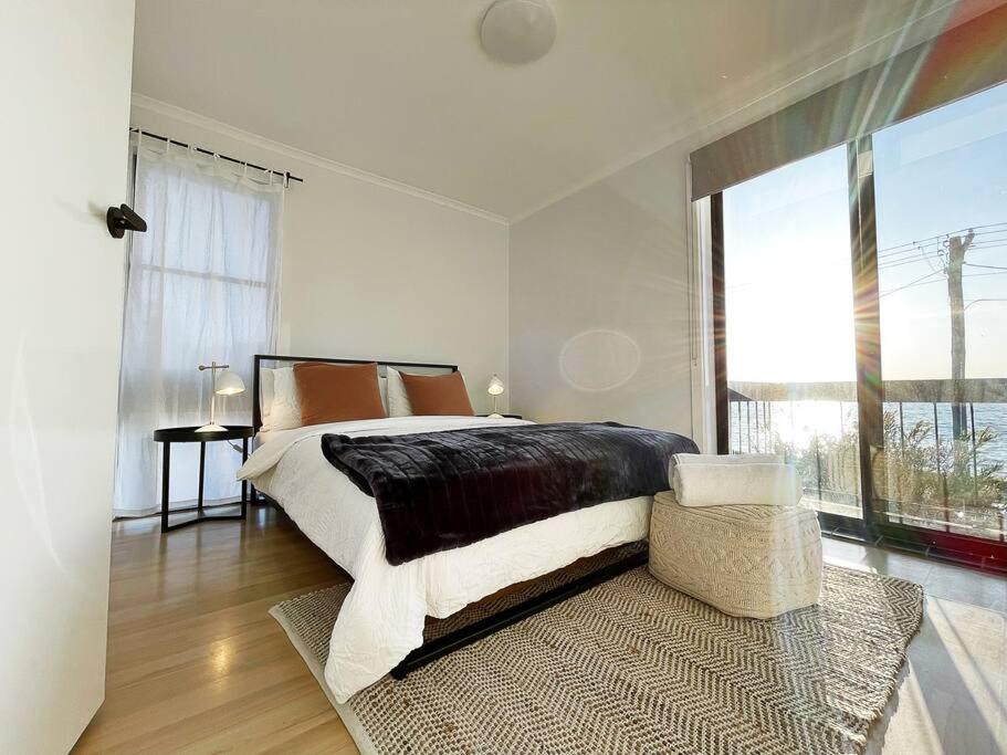The Shoreline - Absolute Beachfront 2br Batehaven