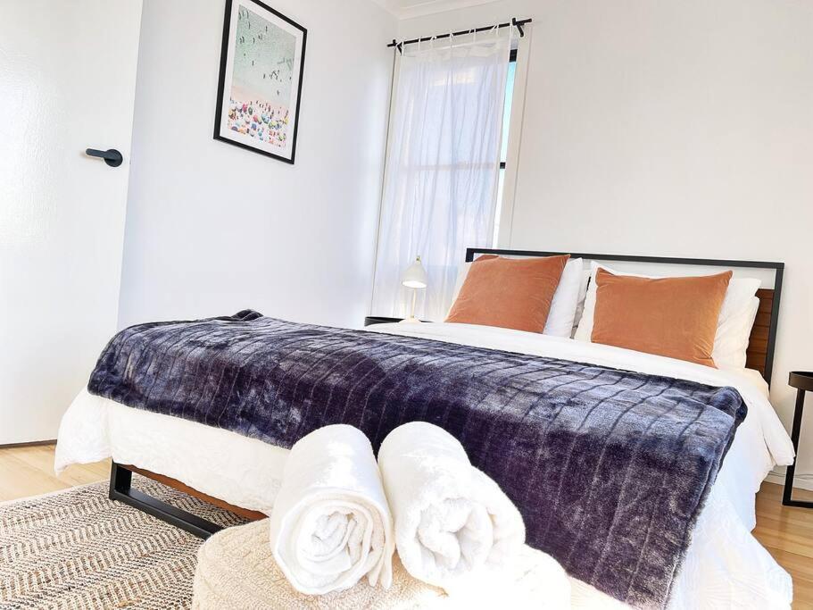 The Shoreline - Absolute Beachfront 2br Batehaven